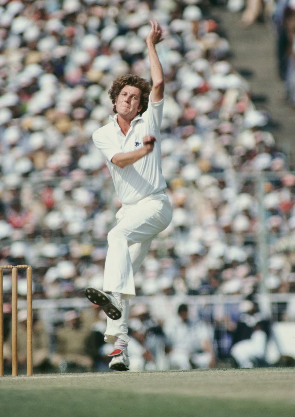 JALANDHAR, INDIA - DECEMBER 20: England bowler Bob Willis in bowling action during the 2nd One Day International against India on December 20th, 1981 in Jalandhar, India.  (Photo by Murrell/Allsport/Getty Images/Hulton Archive)